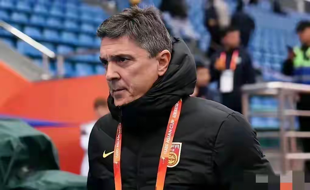 开云kaiyun官方登录 -德甲赛前再迎强敌，埃因霍温防线松动，主帅态度——质疑声仍在，年轻球员得到机会的简单介绍