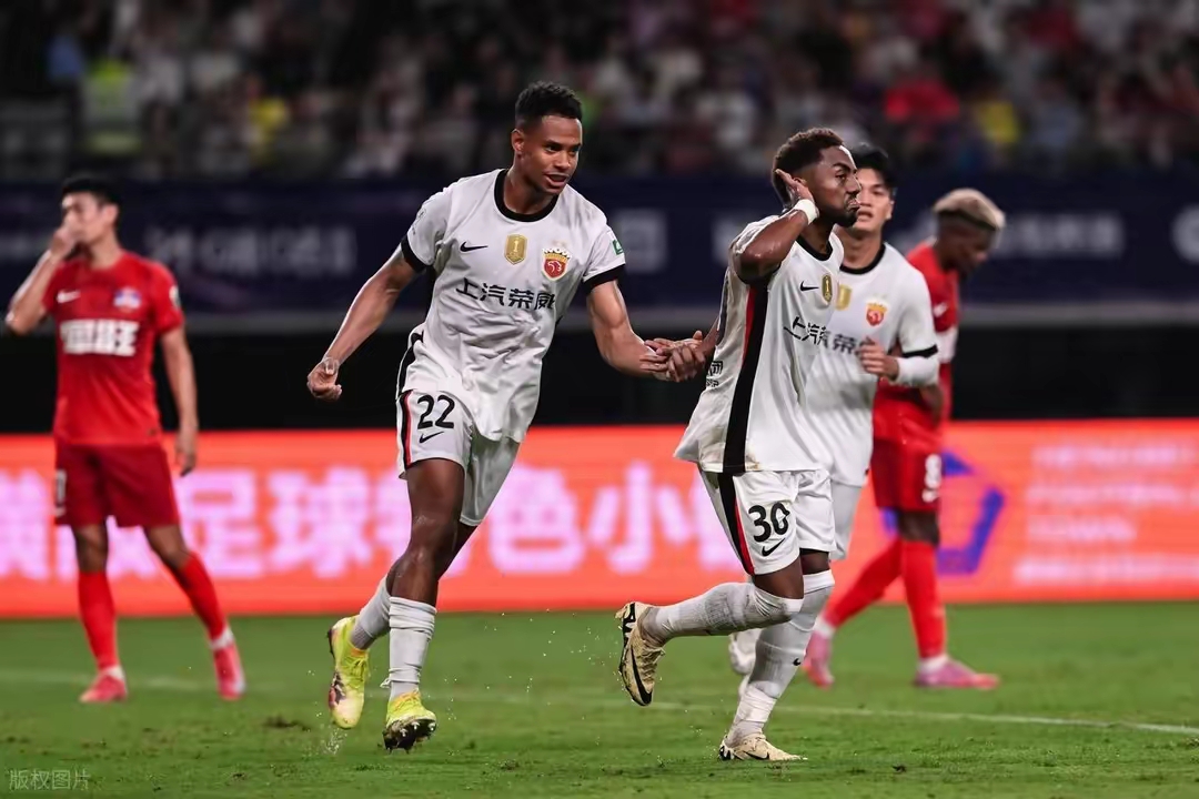 开云kaiyun官方体育 -赛地聚焦：德甲今晚热度飙升，埃因霍温造点机会，气氛紧张，控场能力受关注(焦迈奇闪耀的日子)